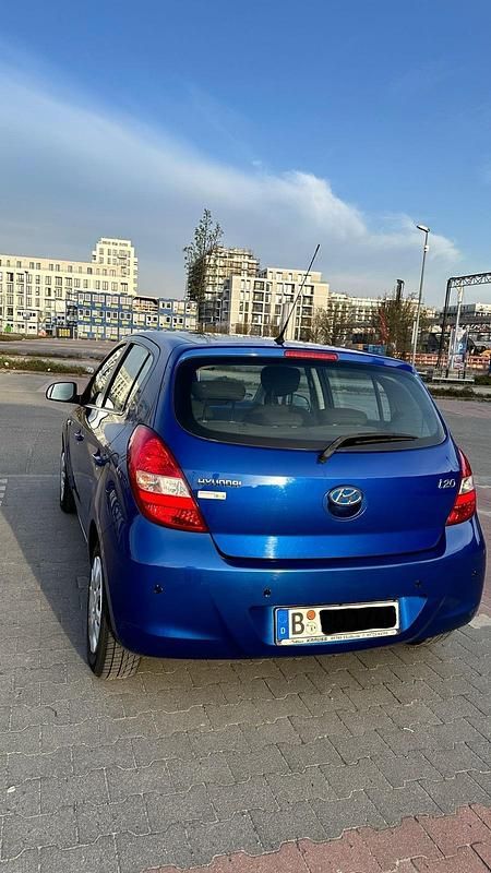 Gebraucht Hyundai i20 77 PS (56 kW) 2012 Blau Kleinwagen