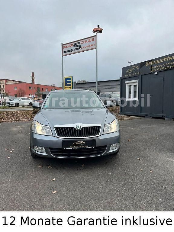 Grau Gebraucht 2012 Skoda Octavia Best of Kombi | 7.399 € (Etwas zu teuer) - Bild 1/4