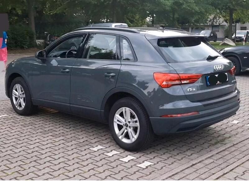 Grau Gebraucht 2021 Audi Q3 Basis SUV | 24.990 € (Guter Preis) - Bild 1/4