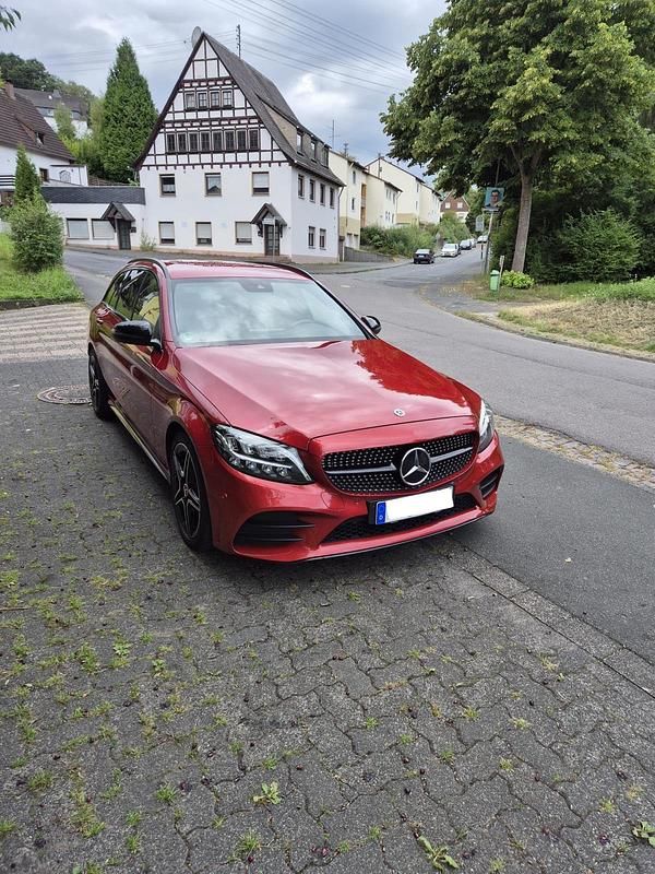 Rot Gebraucht 2019 Mercedes C220 AMG line Kombi | 24.900 € (Fairer Preis) - Bild 1/4