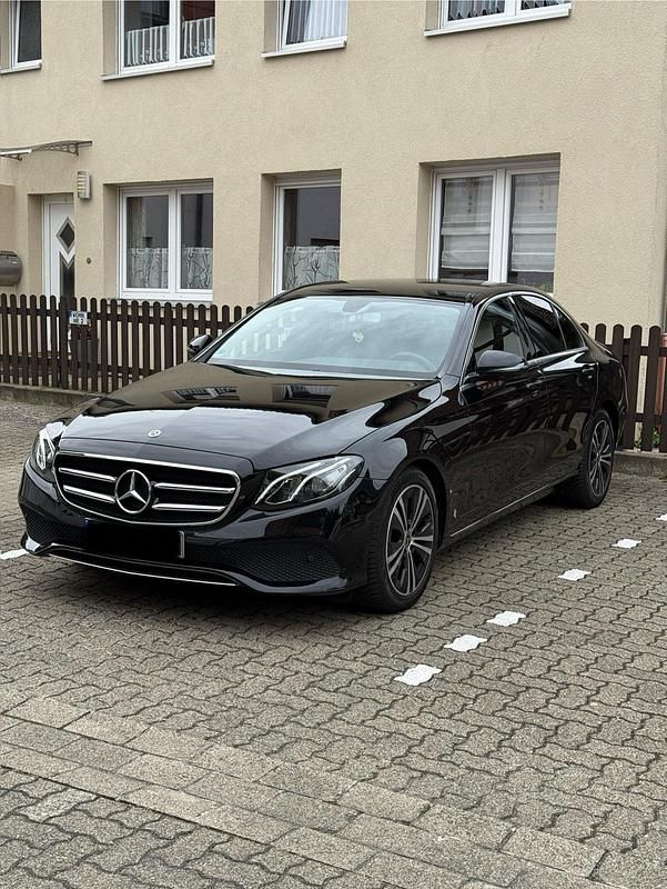 Schwarz Gebraucht 2019 Mercedes E220 Limousine | 23.300 € (Superpreis) - Bild 1/4