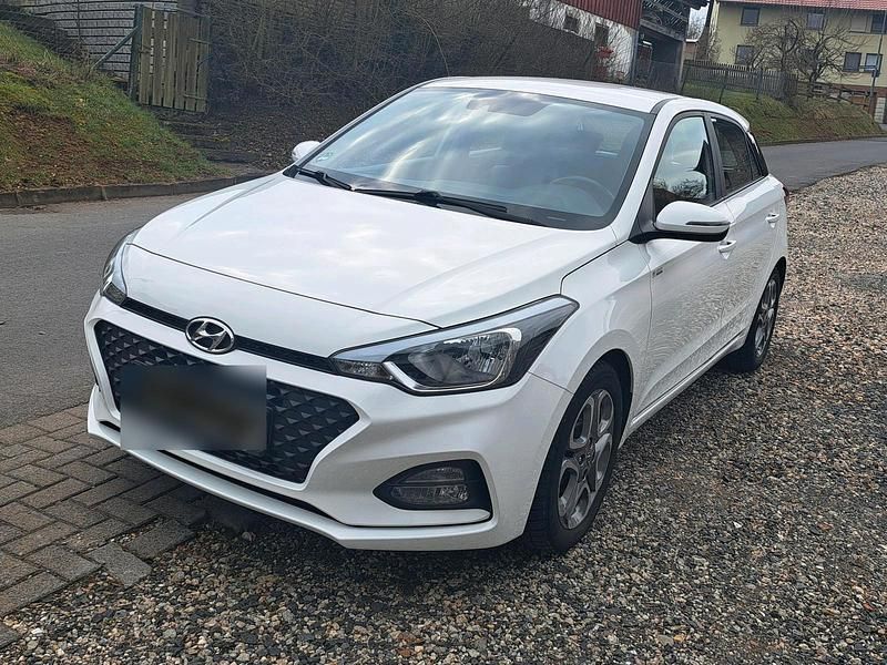 Gebraucht Hyundai i20 84 PS (61 kW) 2019 Weiß Kleinwagen