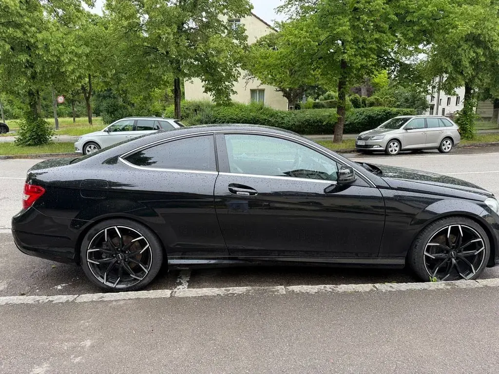 Gebraucht Mercedes 220 170 PS (125 kW) 2011 Schwarz Coupé