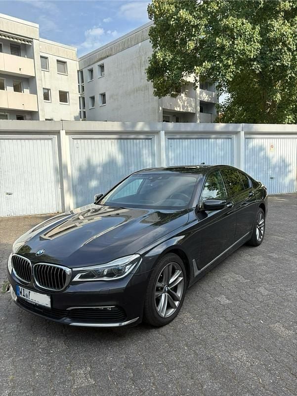 Grau Gebraucht 2019 BMW 740 Limousine | 36.300 € (Guter Preis) - Bild 1/4