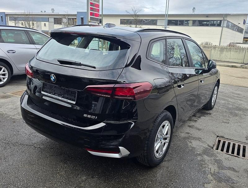 Gebraucht BMW 220 Active Tourer Performance 170 PS (125 kW) 2022 Schwarz Van / Kleinbus