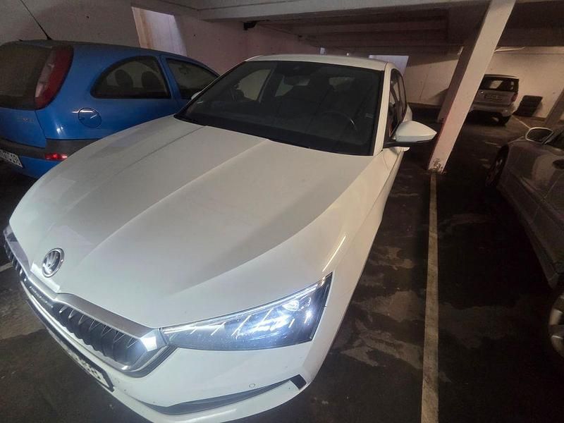 Weiß Gebraucht 2020 Skoda Scala Style Kleinwagen | 17.449 € (Fairer Preis) - Bild 1/4