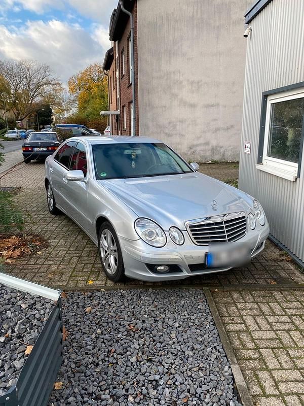 Silber Gebraucht 2006 Mercedes E220 Limousine | 6.199 € (Teuer) - Bild 1/4