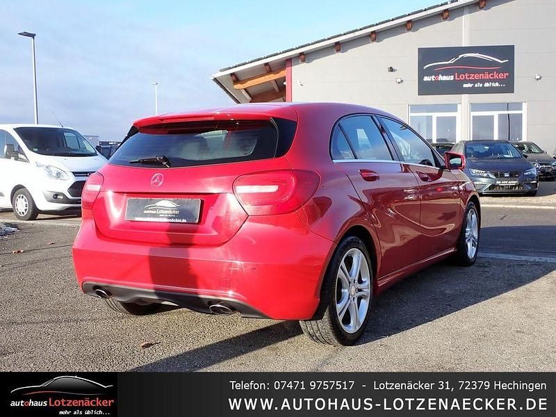 Gebraucht Mercedes A180 122 PS (89 kW) 2015 Rot Limousine
