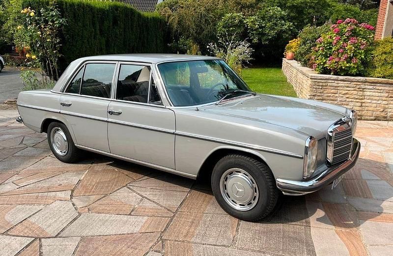 Grau Gebraucht 1972 Mercedes 200 Limousine | 13.950 € - Bild 1/4