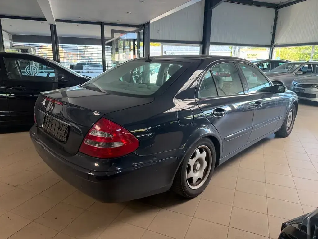 Second-hand Mercedes E200 163 CP (119 kW) 2004 Albastru Berlinǎ