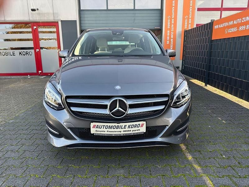 Grau Gebraucht 2016 Mercedes B180 Style Van / Kleinbus | 15.980 € (Guter Preis) - Bild 1/4