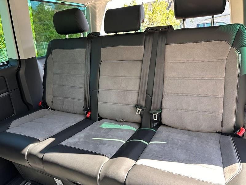 Second-hand VW Multivan Highline 204 CP (150 kW) 2023 Negru Monovolum