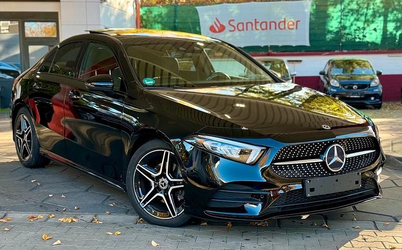 Schwarz Gebraucht 2020 Mercedes A200 AMG line Limousine | 24.650 € (Guter Preis) - Bild 1/4