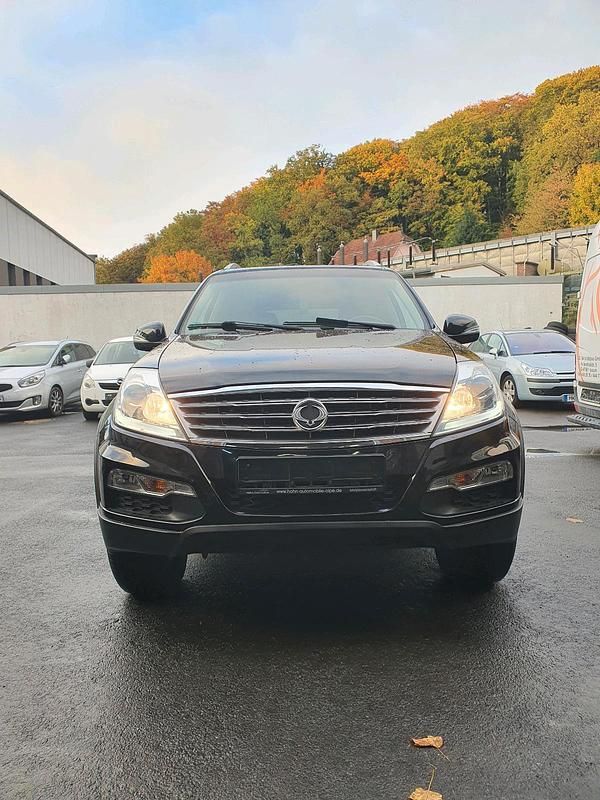 Schwarz Gebraucht 2012 Ssangyong (KGM) Rexton SUV | 10.199 € - Bild 1/4