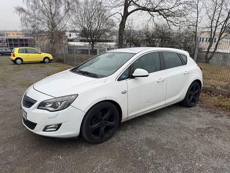 Weiß Gebraucht 2010 Opel Astra Sport Limousine | 3.300 € (Fairer Preis) - Bild 1/4