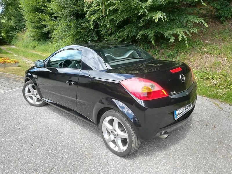 Używany Opel Tigra 125 KM (91 kW) 2004 Czarny Kabriolet