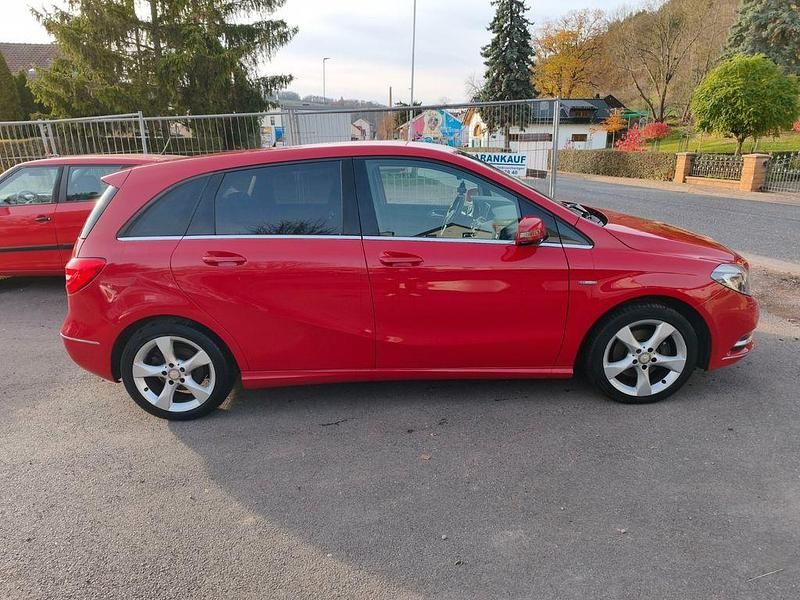 Gebraucht Mercedes B200 Edition 1 156 PS (114 kW) 2012 Rot Van / Kleinbus