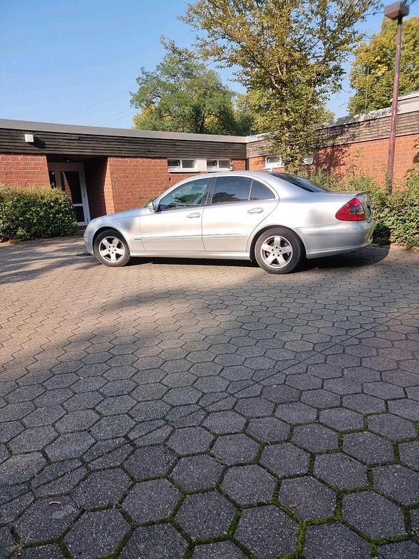 Gebraucht Mercedes E220 177 PS (130 kW) 2005 Silber Limousine