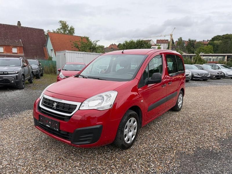Rot Gebraucht 2018 Peugeot Partner Tepee Van / Kleinbus | 12.390 € (Fairer Preis) - Bild 1/4