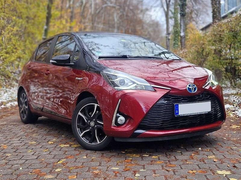 Rot Gebraucht 2018 Toyota Yaris Hybrid Style Limousine | 13.800 € (Fairer Preis) - Bild 1/4