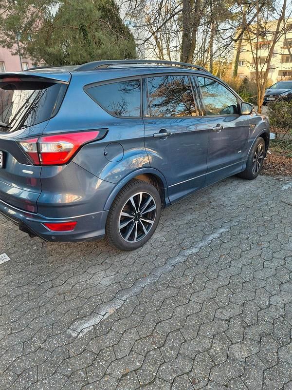 Gebraucht Ford Kuga 175 PS (128 kW) 2018 Blau SUV