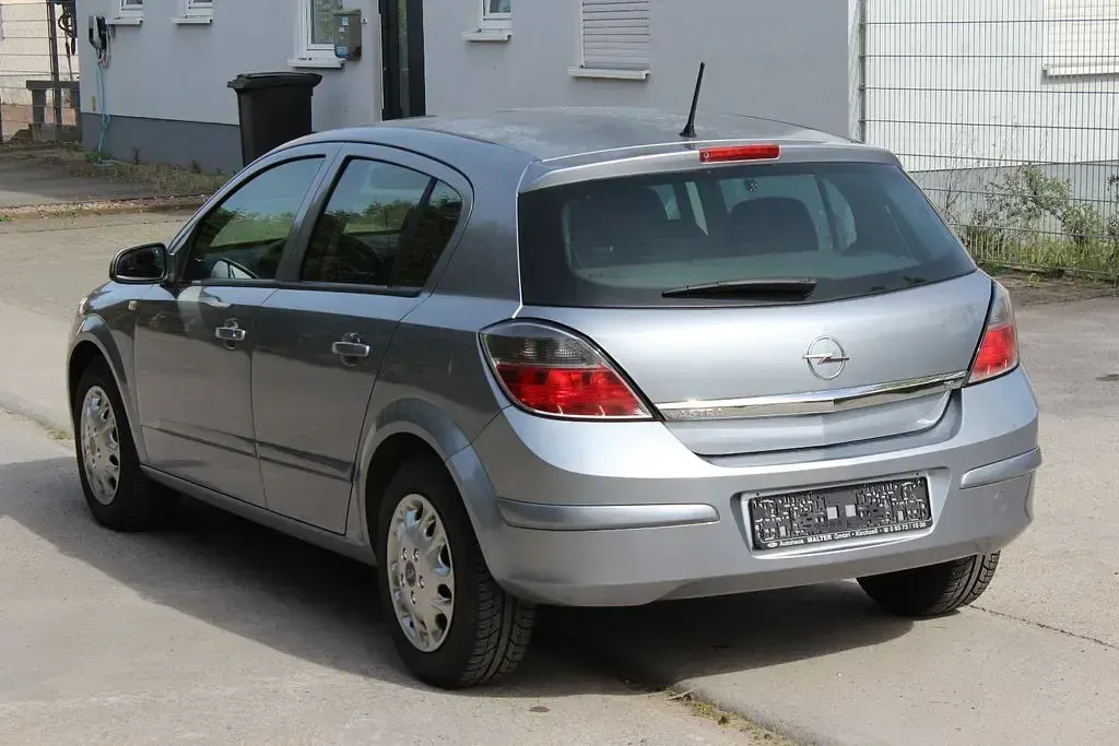 Gebraucht Opel Astra Edition 116 PS (85 kW) 2007 Silber Limousine