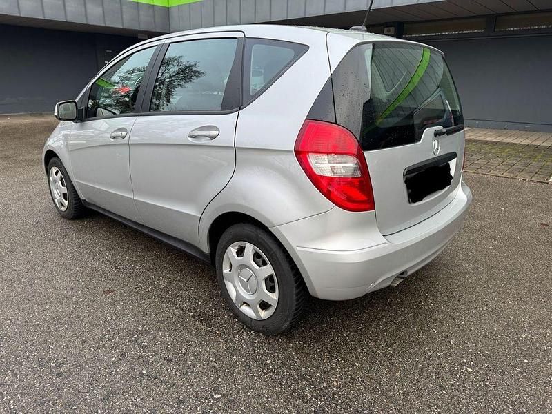 Gebraucht Mercedes A180 116 PS (85 kW) 2011 Silber Limousine