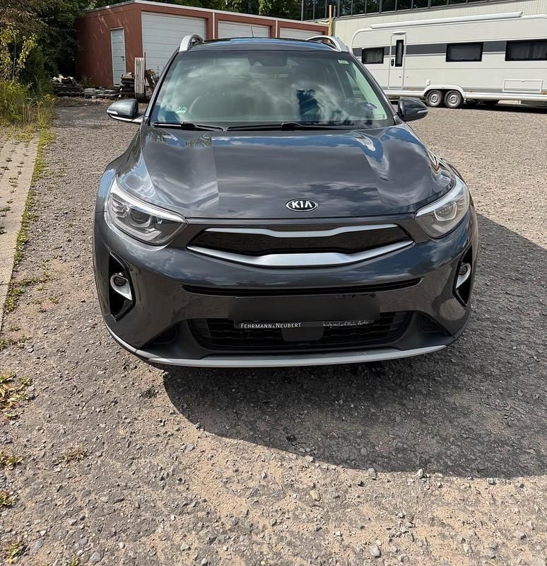 Grau Gebraucht 2018 Kia Stonic Platinum Edition SUV | 9.900 € (Guter Preis) - Bild 1/4