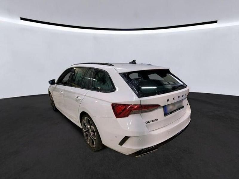 Gebraucht Skoda Octavia First Edition 245 PS (180 kW) 2022 Weiß Kombi