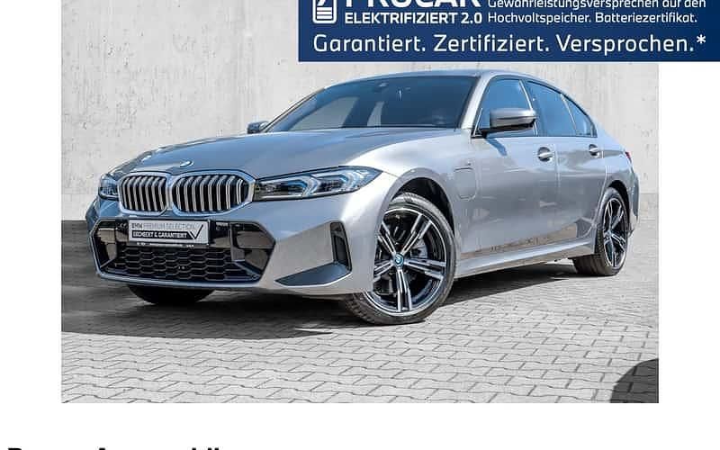 Grau Gebraucht 2024 BMW 330e M Sport Limousine | 41.990 € (Guter Preis) - Bild 1/3
