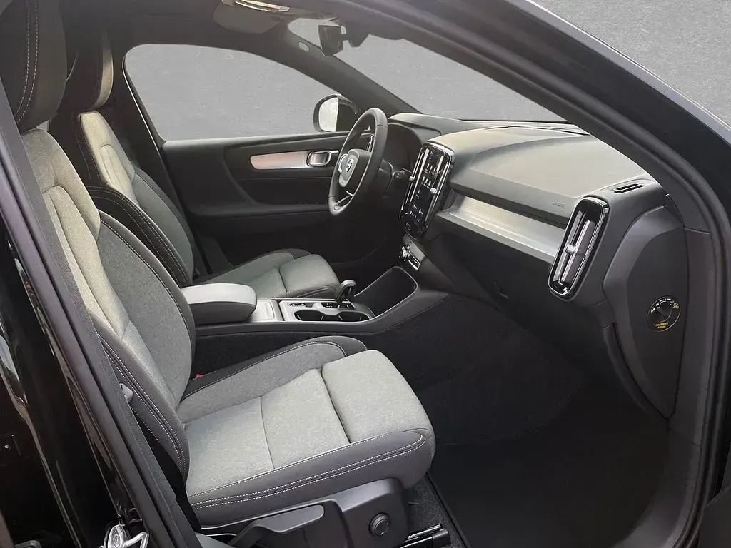 Neu Volvo XC40 Core 163 PS (119 kW) 2025 Schwarz SUV