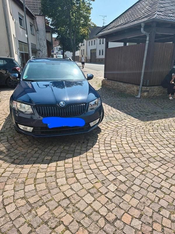 Blau Gebraucht 2016 Skoda Octavia Limousine | 10.000 € (Guter Preis) - Bild 1/4
