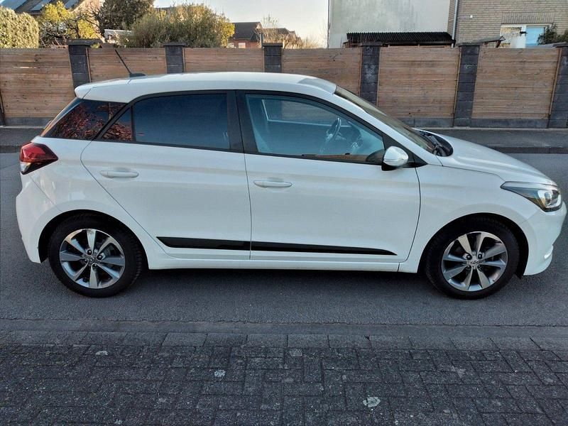 Gebraucht Hyundai i20 Classic 75 PS (55 kW) 2017 Weiß Kleinwagen