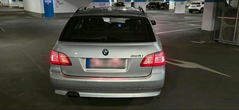 Gebraucht BMW 523 190 PS (139 kW) 2009 Silber Kombi