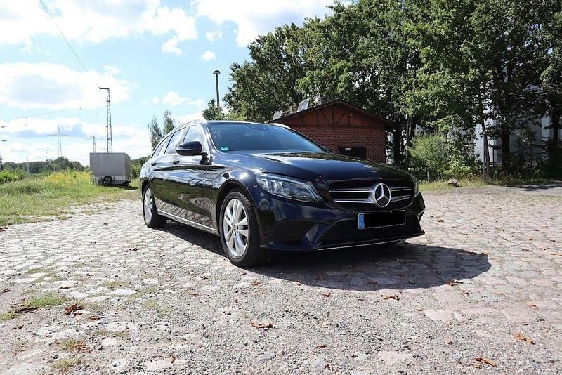 Schwarz Gebraucht 2019 Mercedes C180 Kombi | 21.800 € (Etwas zu teuer) - Bild 1/4