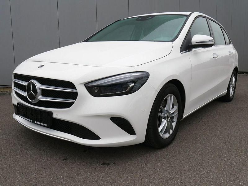 Weiß Gebraucht 2019 Mercedes B180 Style Van / Kleinbus | 22.990 € (Fairer Preis) - Bild 1/4