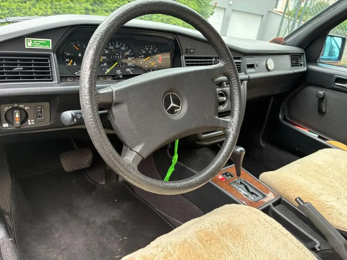 Gebraucht Mercedes 190 120 PS (88 kW) 1988 Schwarz Limousine