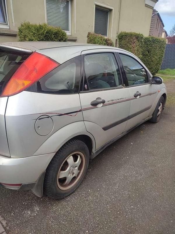 Gebraucht Ford Focus Ghia 111 PS (81 kW) 1999 Silber Kleinwagen