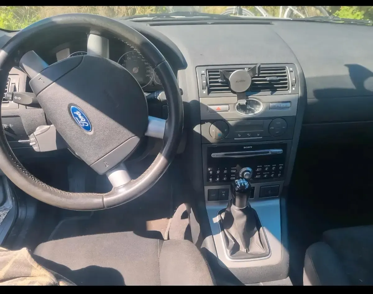 Usado Ford Mondeo Ghia 150 CV (110 kW) 2006 Plateado Familiar