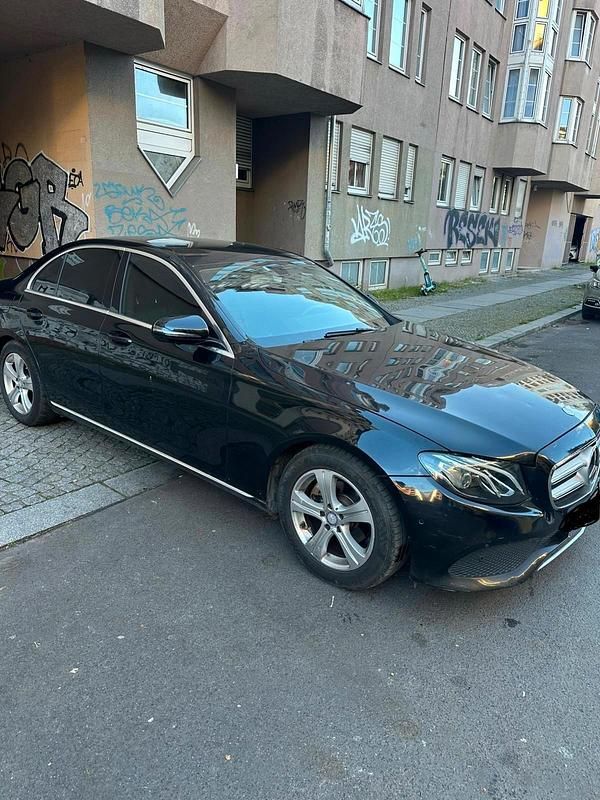 Schwarz Gebraucht 2017 Mercedes E220 Limousine | 16.200 € (Superpreis) - Bild 1/4
