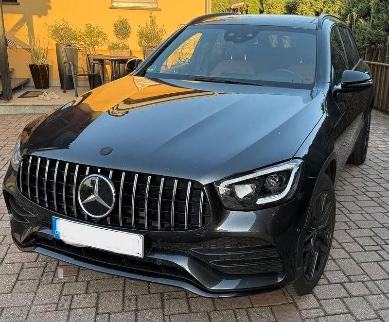 Grau Gebraucht 2019 Mercedes GLC400d SUV | 39.600 € (Teuer) - Bild 1/4
