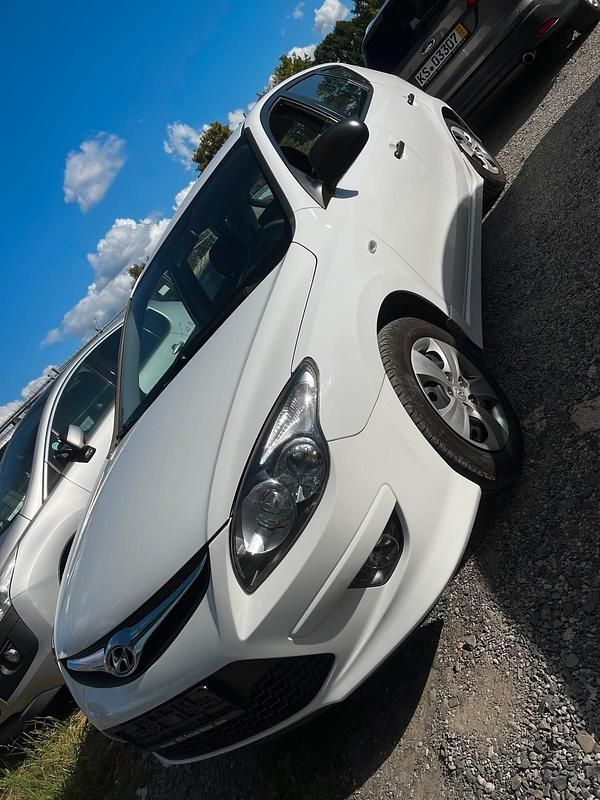 Weiß Gebraucht 2011 Hyundai i30 Kleinwagen | 1.800 € (Fairer Preis) - Bild 1/4