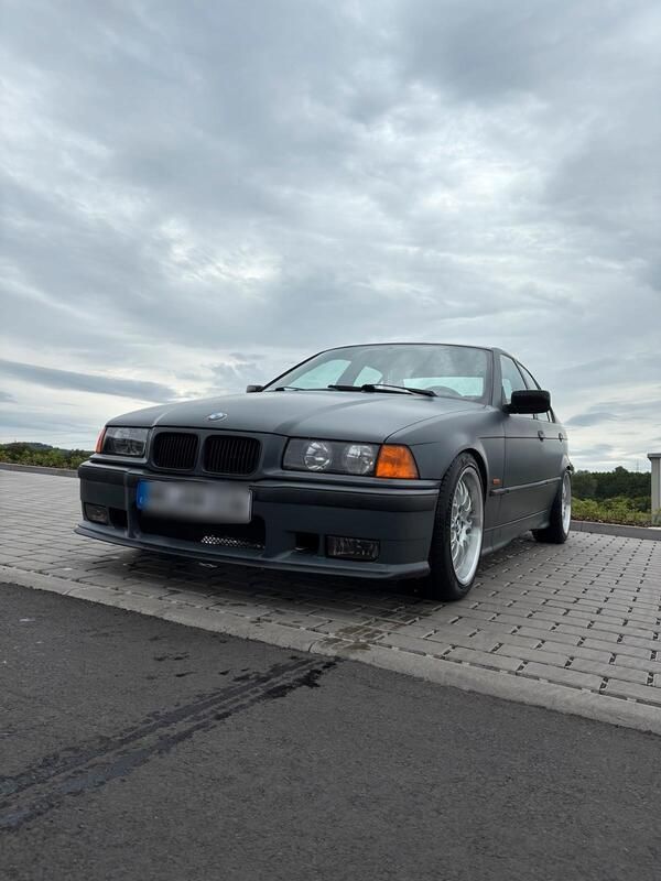 Grau Gebraucht 1997 BMW 318 Limousine | 2.850 € - Bild 1/4
