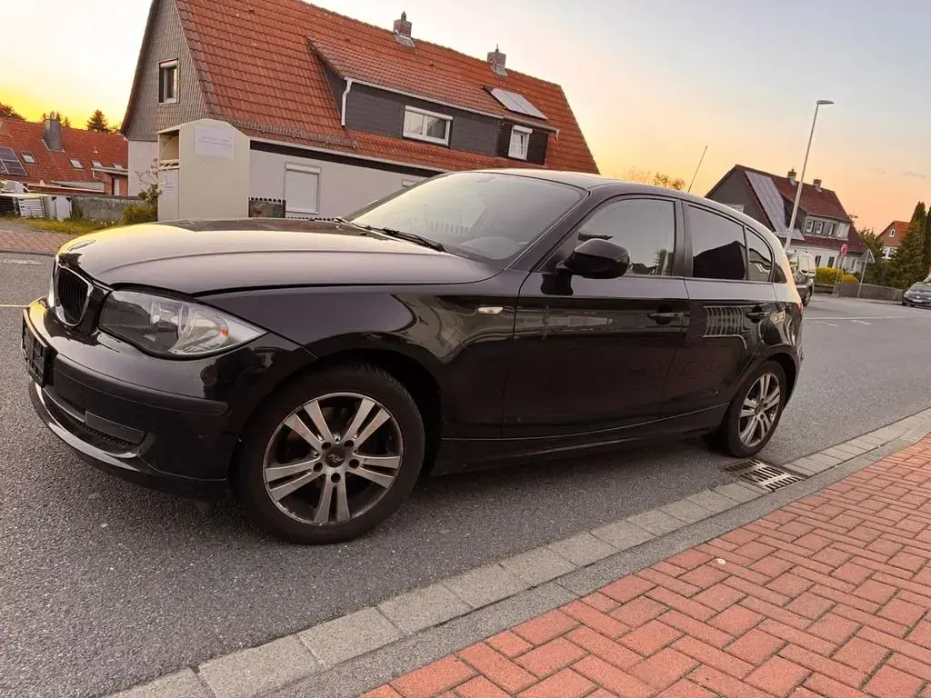 Gebraucht BMW 116 122 PS (89 kW) 2009 Schwarz Kleinwagen