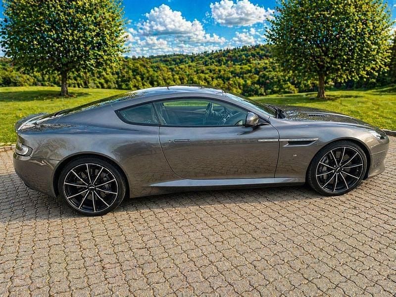Second-hand Aston Martin DB9 547 CP (402 kW) 2016 Argintiu Coupe