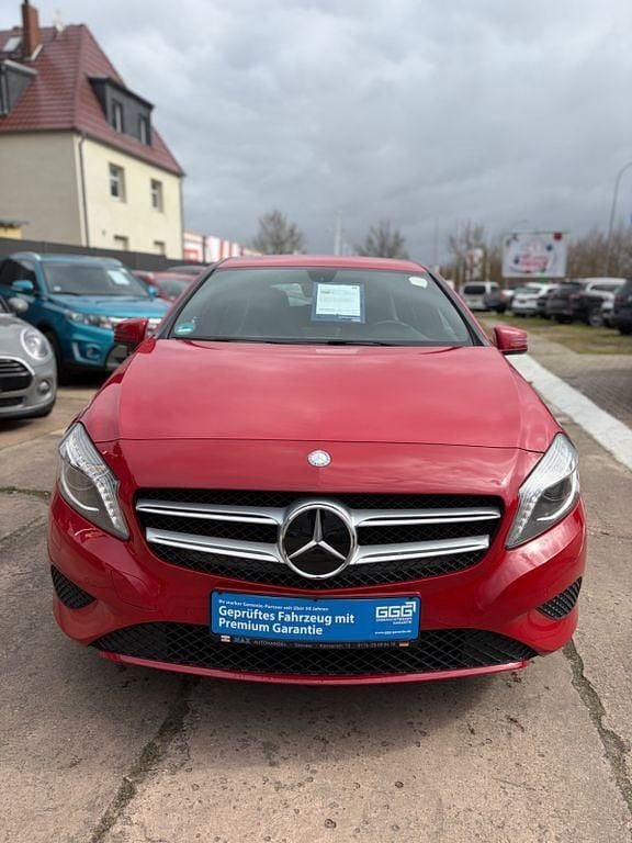 Gebraucht Mercedes A200 156 PS (114 kW) 2015 Rot Limousine