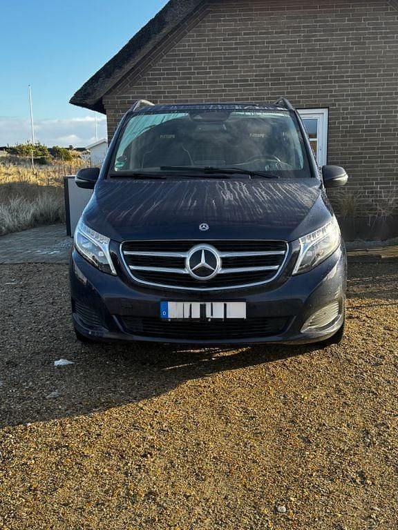 Blau Gebraucht 2019 Mercedes V250 Avantgarde Van / Kleinbus | 38.300 € (Superpreis) - Bild 1/4