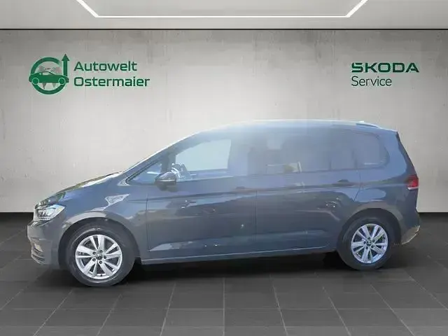 Gebraucht VW Touran Comfortline 122 PS (89 kW) 2023 Delfingrau metallic Van / Kleinbus