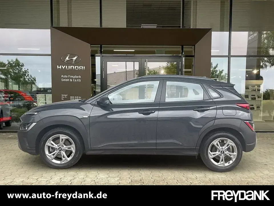 Gebraucht Hyundai Kona Trend 120 PS (88 kW) 2023 Ecotronic gray SUV