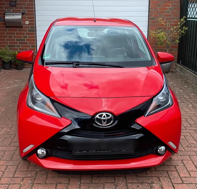 Rot Gebraucht 2016 Toyota Aygo Kleinwagen | 6.990 € (Fairer Preis) - Bild 1/4